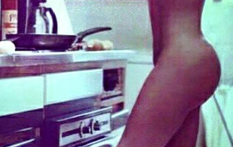 Kim Kardashian: "Nu sunt eu femeia în pielea goală care prăjeşte ouă!" | FOTO