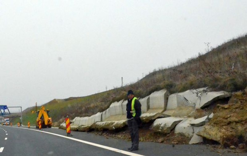 Autostrada A6 a fost curăţată de pământ! Se reia traficul!
