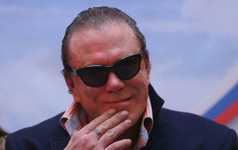 Mickey Rourke îşi scoate doi dinţi pentru un rol