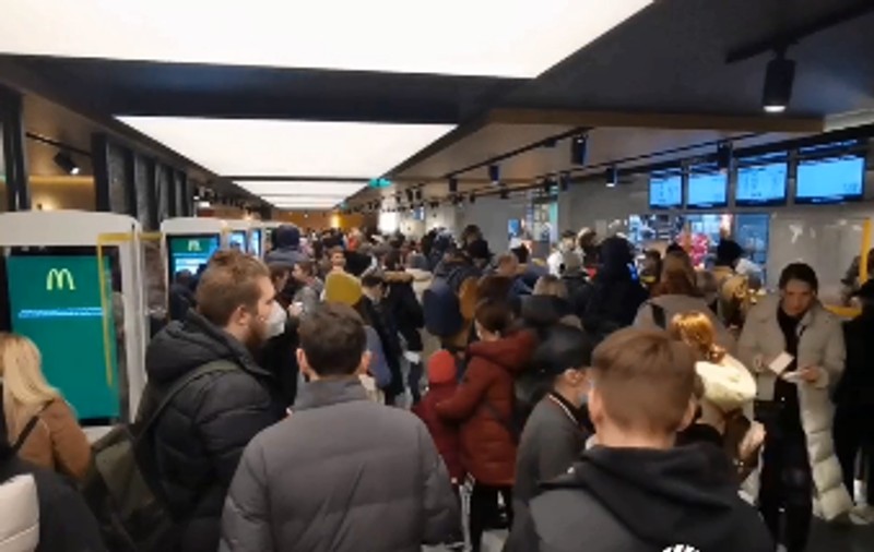 Zeci de persoane, la coadă la McDonald’s, în ultima zi de funcționare a celui mai vechi fast-food din Moscova, deschis acum 32 de ani