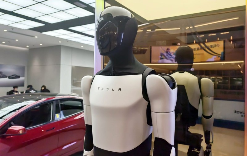Robotul Tesla a fost o farsă cât casa: acționat de telecomandă, în loc de inteligență artificială. „Autonom pe naiba”