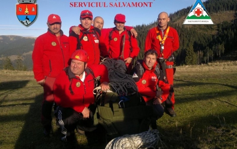 Un turist ceh, salvat de salvamontiştii din Borşa, le-a donat un snowmobil şi o targă pe schiuri