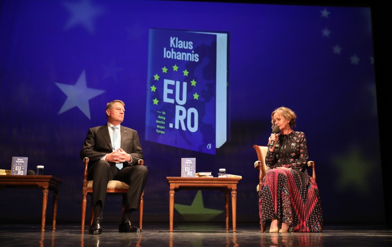 FOTO | Preşedintele Klaus Iohannis și-a lansat a treia carte, "EU.RO. Un dialog deschis despre Europa"