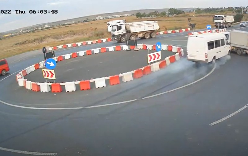 Momentul în care un microbuz lovește în plin o camionetă în sensul giratoriu de la Lețcani - VIDEO