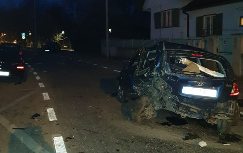 Un tânăr s-a urcat beat la volan și a făcut prăpăd. A lovit trei mașini, a doborât un stâlp și a rănit un om