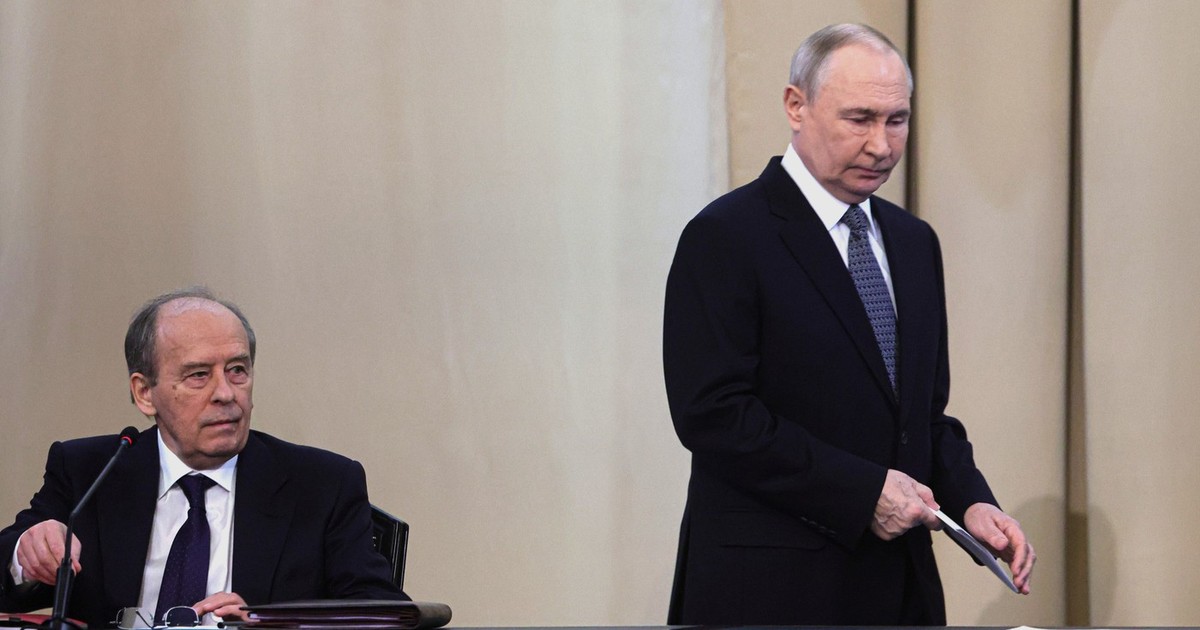 Vladimir Putin (dreapta), cu spatele la șeful FSB, Aleksandr Bortnikov Foto: Profimedia