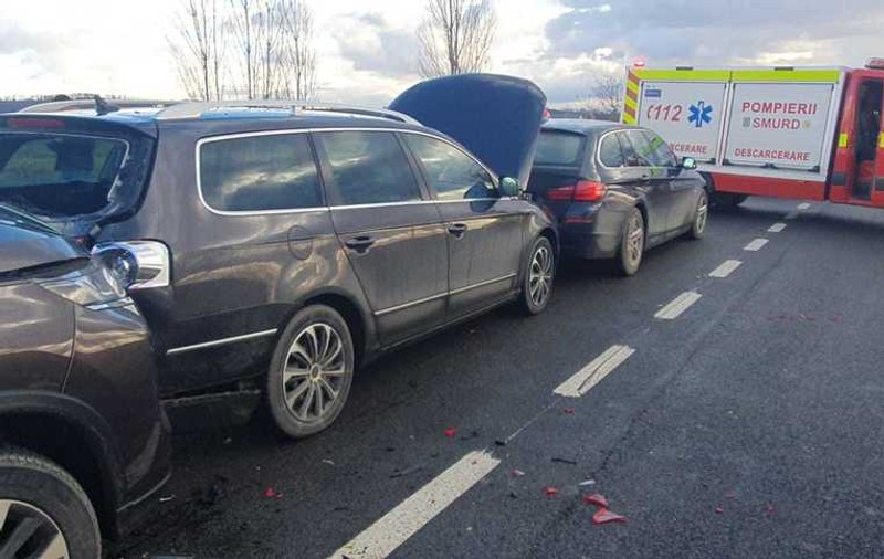 Zece persoane, implicate într-un accident cu trei mașini, pe DN 2, în Suceava. A fost activat Planul roșu de intervenție
