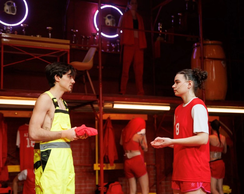 „Meciul de handbal”, primul musical românesc despre sport, inspirat din realitate. Regizorul Gabriel Sandu: „Cazul Simonei Halep nu doar m-a revoltat, mă doare activ”