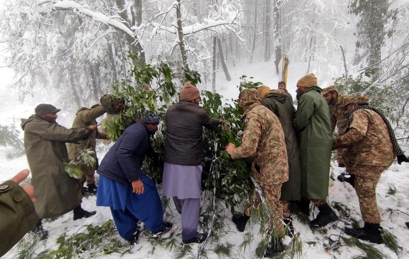 Cel puțin 16 oameni au murit înghețați în mașini, în timpul unei furtuni de zăpadă din Pakistan