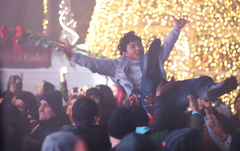 Cum s-au distrat românii la singurul Revelion în aer liber din București. Asiaticii s-au dezlănțuit pe Iris