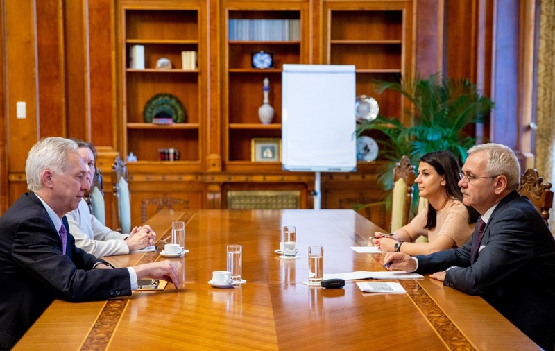 UPDATE / Liviu Dragnea, întâlnire cu ambasadorul SUA, Hans Klemm, la Parlament. Care au fost subiectele de discuție