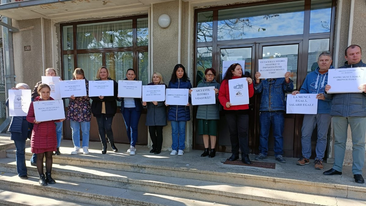 Mai multi angajati protesteaza in fata Arhivelor Nationale Bucuresti