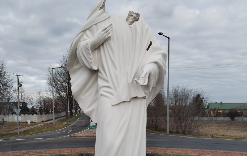 Un român a fost arestat după ce a vandalizat statuia Fecioarei Maria din orașul maghiar Dunavecse. Atacul din noaptea de Revelion a fost filmat | VIDEO