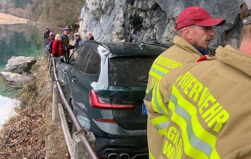 Un șofer de 77 de ani rămas blocat cu mașina pe o potecă montană, în Austria, salvat de pompieri: „Așa m-a dus GPS-ul”