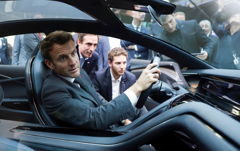 Macron a lansat programul prin care francezii vor putea închiria o mașină electrică cu 100 de euro pe lună. Ce condiții trebuie să îndeplinească