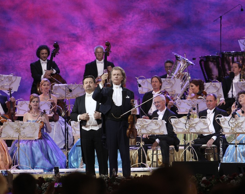 André Rieu a făcut show în în Piaţa Constituţiei. A cântat ”Ciobănaş cu trei sute de oi” | FOTO