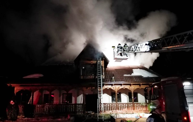 Incendiu uriaș la Mănăstirea de maici Paltin de la Petru Vodă. Cutia moaștelor, aproape carbonizată