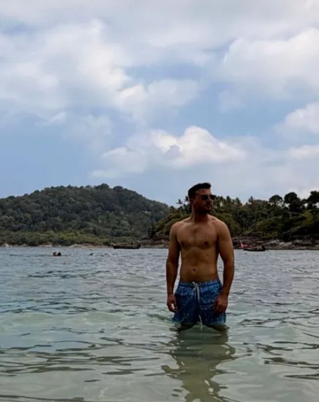 Imagini cu Valentin Sanfira și femeia cu care a înlocuit-o pe Codruța Filip. Au plecat împreună în vacanță și au crezut că nu-i vede nimeni