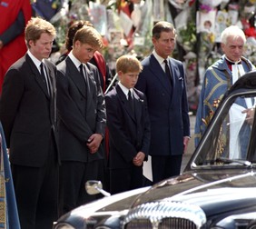Prințul William și prințul Harry, în 1997, la înmormântarea prințesei Diana. Foto: Profimedia