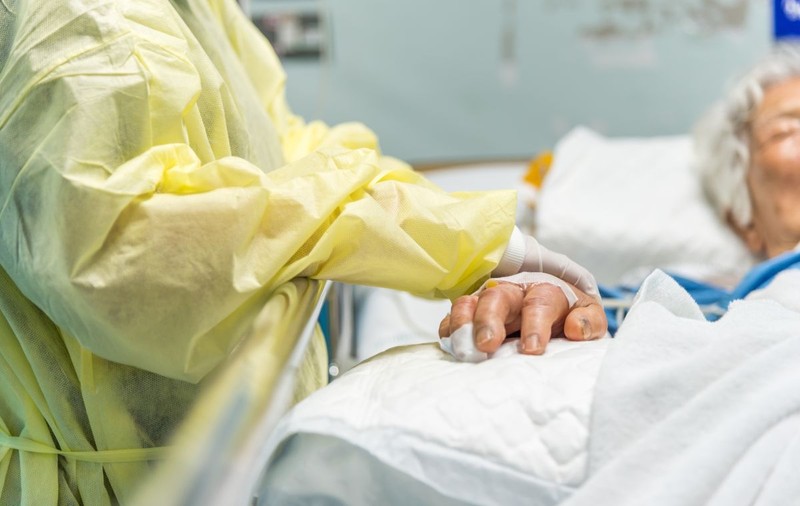 O femeie depistată cu COVID la două luni după rapel a murit la spitalul din Turda. Medicii nu-și explică cazul