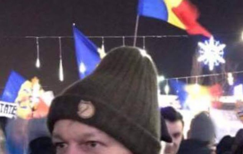 Ambasada Suediei promovează fesul purtat de Dacian Cioloș la proteste