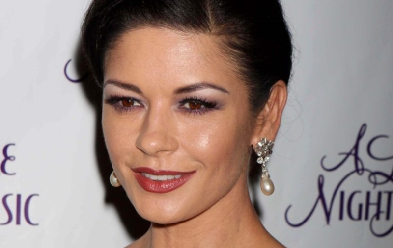 Catherine Zeta-Jones încearcă să-l scape de închisoare pe fiul vitreg 