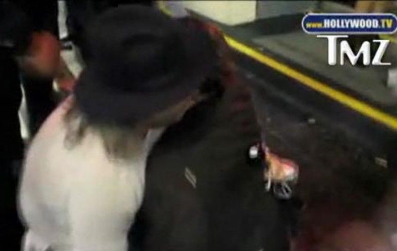 Video | Johnny Depp, în patru labe la ieşirea dintr-un bar