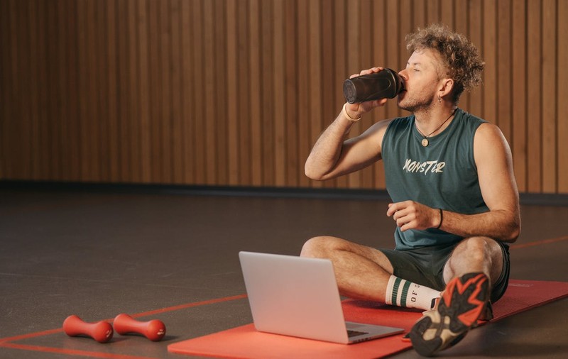 Lista de cumpărături cu suplimente pentru sportivi de Black Friday - ce merită să pui pe listă în 2025 și peste ce poți să sari