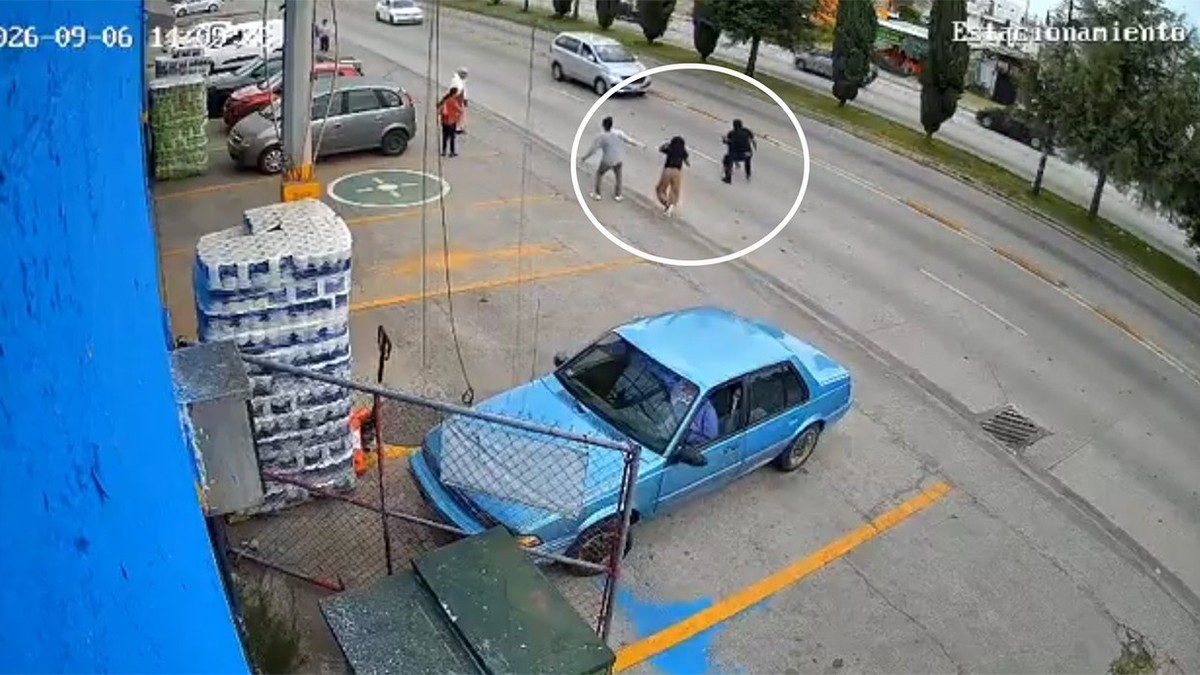 Un bărbat sare în fața mașinii să salveze un copil.