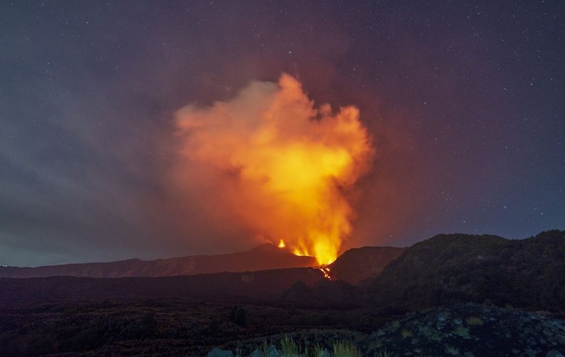 Aeroportul din Catania rămâne închis la mai bine de 24 de ore după ce vulcanul Etna a erupt: „Pasagerii ar trebui să verifice statusul zborurilor”