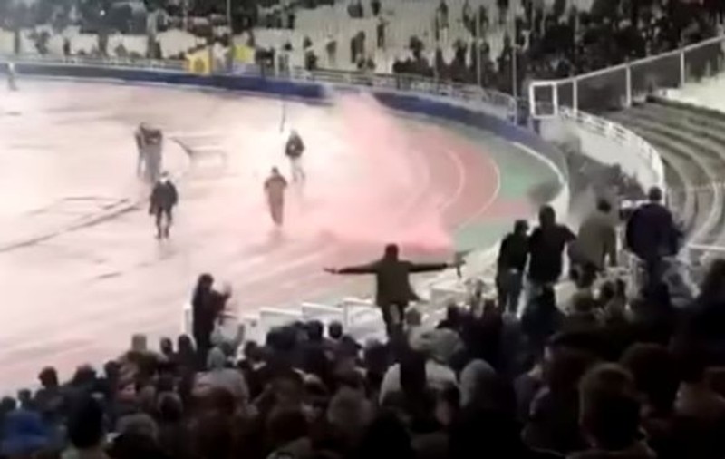 VIDEO | Violențe fără precedent la meciul AEK Atena - Ajax: O bombă cu petrol a fost aruncată în sectorul fanilor olandezi