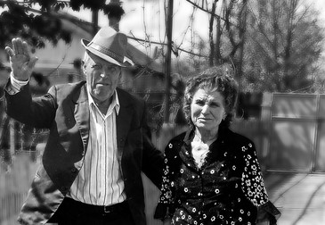Elena și Neculai Coșeru, în momentul în care se despărțeau de copiii veniți în vizită la sat, una dintre imaginile pe care milioane de români o recunosc ca familiară, ori de câte ori ajung acasă și pleacă înapoi la oraș