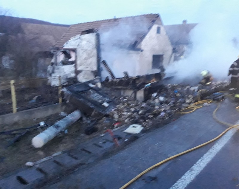 Un camion a ars în urma unui accident în Mureș. Șoferul a lovit un stâlp de electricitate, o ţeavă de gaz și s-a oprit în curtea unei case