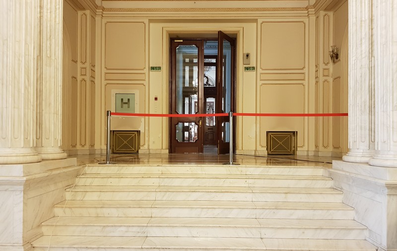 FOTO/ PSD, restricții fără precedent în Parlament. Jurnaliștii, strânși în țarcuri. Lifturile, doar pentru aleși