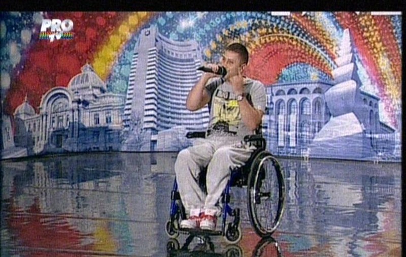 Un tânăr în scaunul cu rotile i-a înmuiat pe membrii juriului și a ridicat publicul în picioare la "Românii au talent"