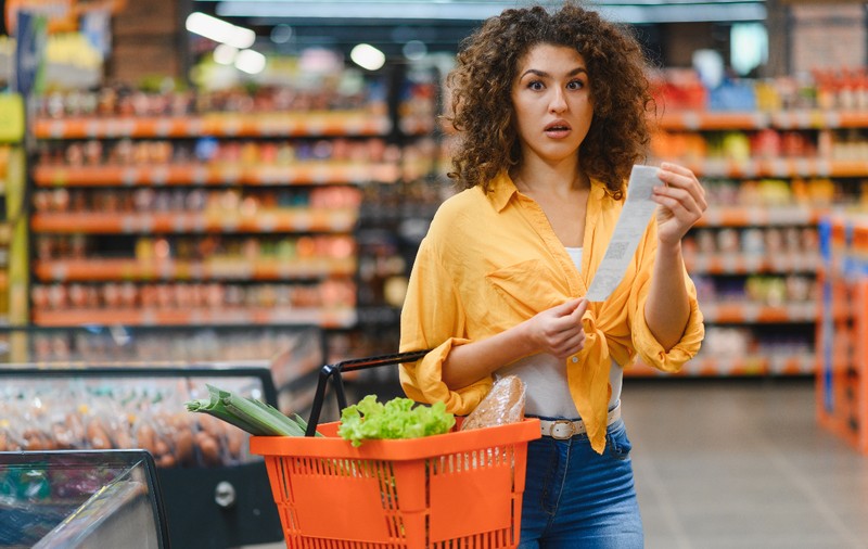 O tânără din generația Z a găsit un bon de la supermarket din anul 2006 și a ajuns virală pe internet: „Ne jefuiesc acum”