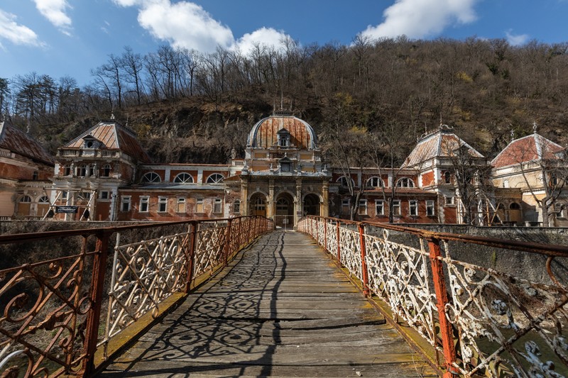 Clădirea fostelor băi austriece și Podul de Fontă