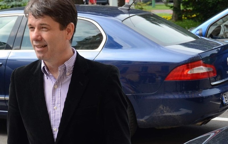 Primarul Braşovului a condus în interes personal maşini de lux cumpărate din bani publici, iar instanţa l-a achitat pentru că “fapta nu e prevăzută de legea penală”