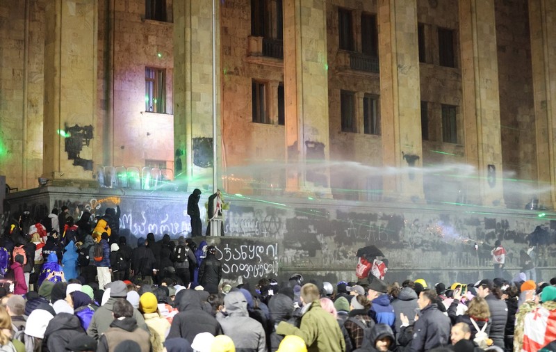 Situaţia din Georgia se agravează, unde protestele se extind: ciocniri între manifestanți și polițiști | VIDEO