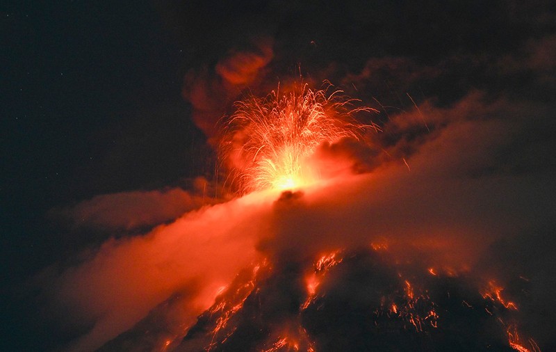 Vulcanul Fuego a erupt cu o fântână de lavă de aproape 300 de metri: sate întregi din Guatemala, evacuate