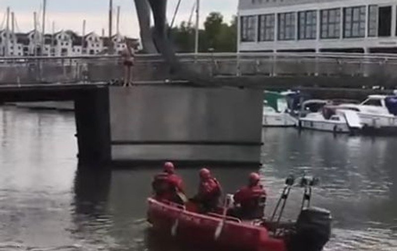 Scene revoltătoare petrecute în Marea Britanie: Un român care a amenințat că se aruncă de pe un pod, încurajat de englezi să se sinucidă: "Sari, sari, sari!" | VIDEO