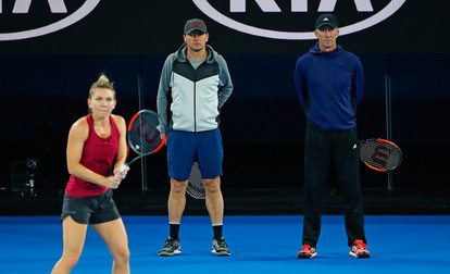 Simona Halep, asistată de Andrei Pavel (stânga) și de Darren Cahill, la Australian Open 2018