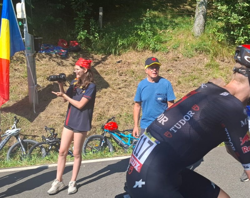Românii care au dus tricolorul pe cățărările mitice din Turul Franței: „Ca să prindem un loc bun pe Tourmalet, ne-am sculat la 3.30”