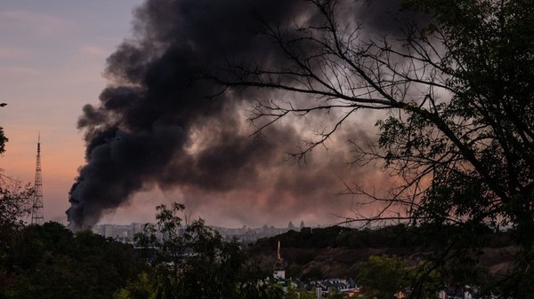 Se ridică fum după atacurile masive cu rachete rusești asupra Kievului. Imagine cu caracter ilustrativ. Sursă foto: Hepta.