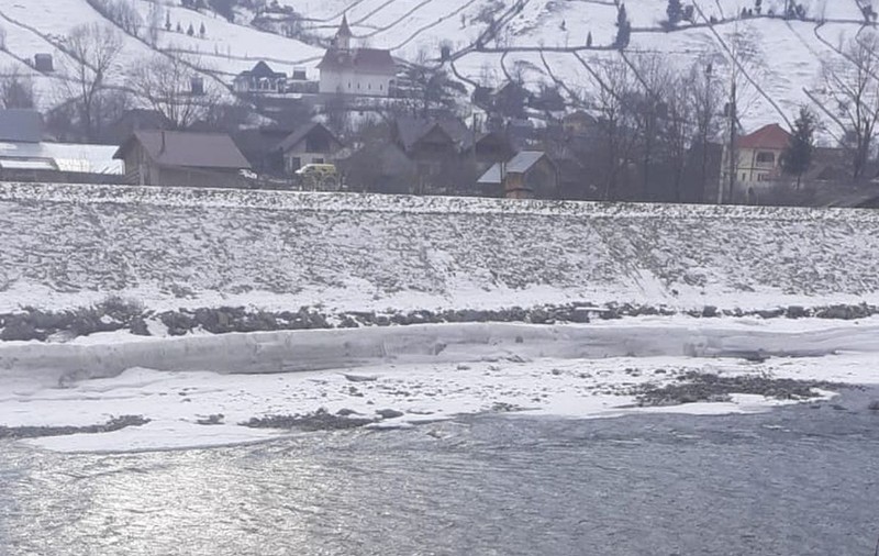 Cei doi copii din Neamț scoși din apele înghețate ale râului Bistrița au murit