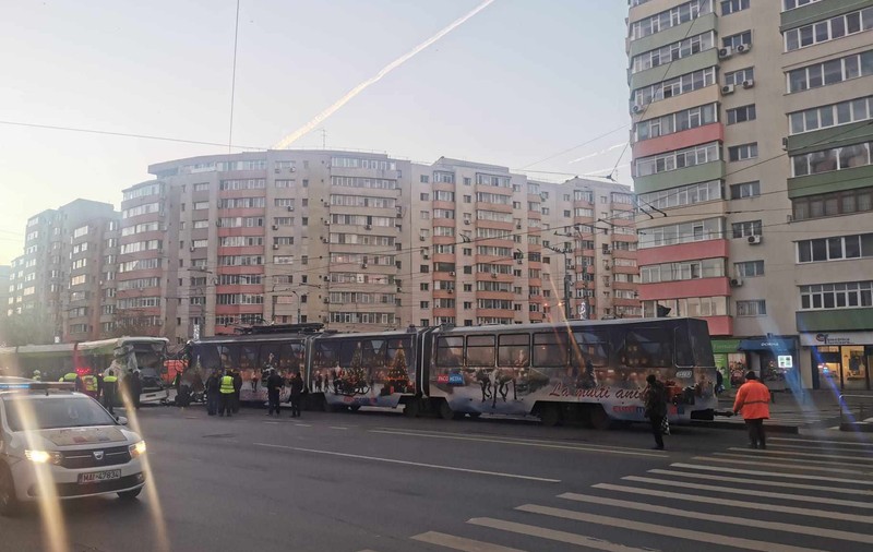 IMPACT DUR. Momentul în care cele două tramvaie s-au ciocnit frontal, în București. Cauza accidentului - VIDEO