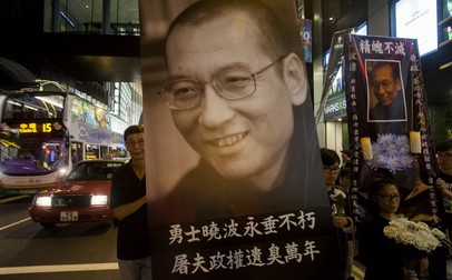 epa06089613 Members of the League of Social Democrats hold a large portrait of the deceased Chinese dissident and Nobel peace prize laureate Liu Xiaobo, as they march through the streets of Hong Kong to demand the release of Liu Xia, Liu Xiaobo's widow, Central District, Hong Kong, China, 15 July 2017. Human rights and pro-democracy activists in Hong Kong are calling on the Chinese government to release Liu Xia, the widow of Liu Xiaobo. According to media reports on 13 July citing official sources, Liu Xiaobo has died aged 61. EPA/ALEX HOFFORD