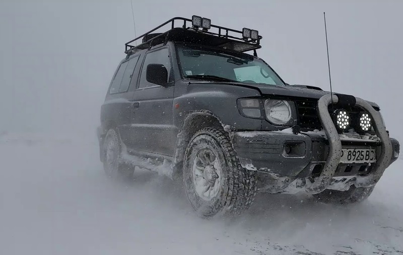 VIDEO | Proprietarii de jeep-uri de la Asociația Salvatorilor 4×4 au sărit în ajutorul românilor înzăpeziţi!