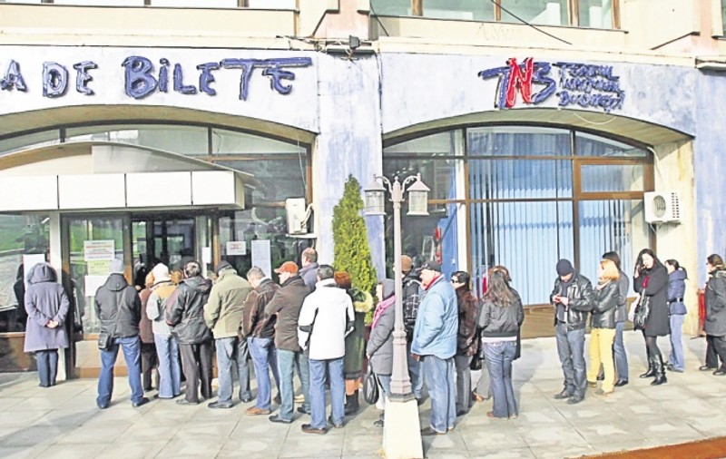 Aşa da! Românii stau la coadă la teatru!