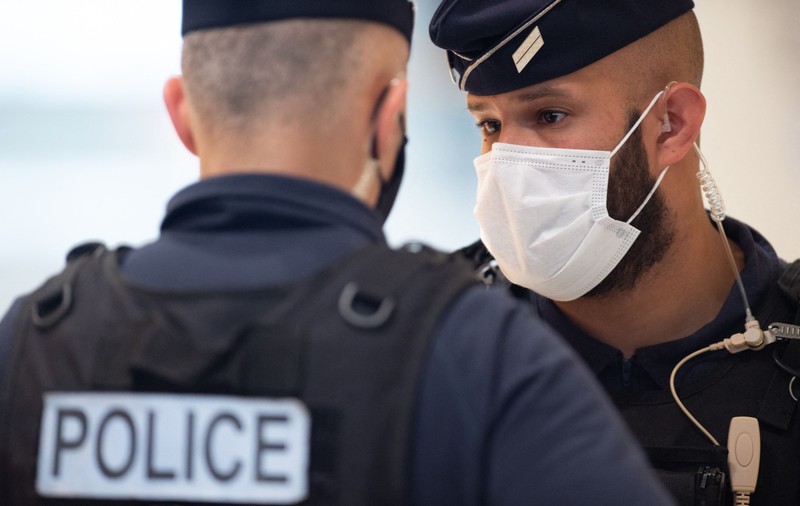 O pușculiță cu 85.000 de euro, găsită de un trecător pe un trotuar din Bordeaux. Polițiștii caută proprietarul